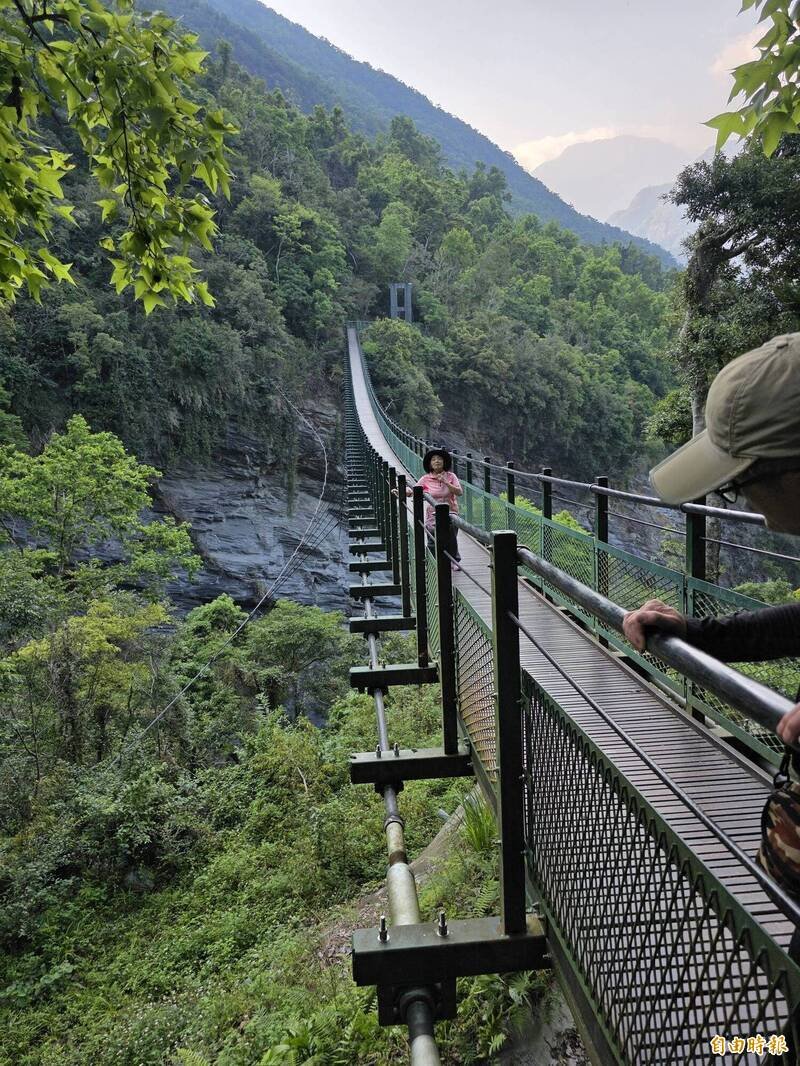 瓦拉米步道自然景观优美，不分平假日都吸引游客健行，不过目前进入步道后手机就完全没讯号。（记者花孟璟摄）