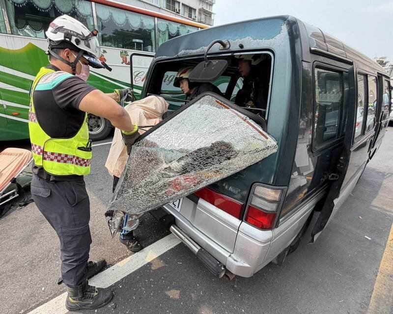 消防员把厢型车玻璃拆了才将单车男救出。（图由消防局提供）