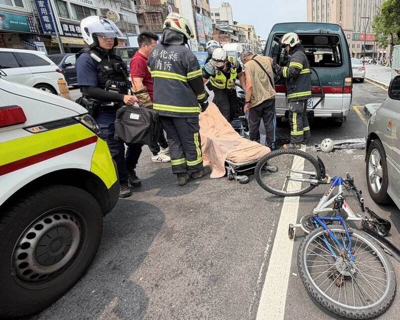 单车男撞厢型车头卡挡风玻璃，消防员拆玻璃抢救后送医。（图由消防局提供）