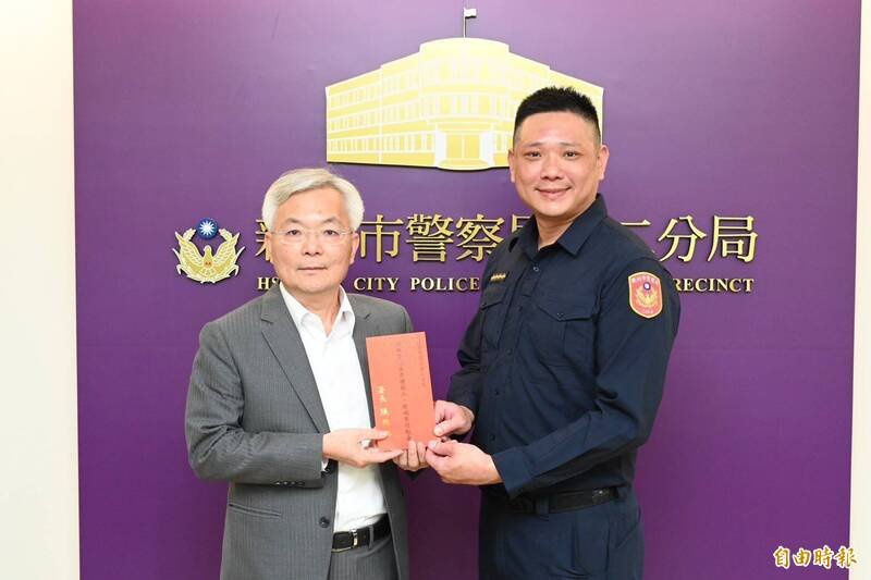 警政署长张荣兴（左）对巡佐王圣文挺身而出、冒险犯难，果敢夺枪并成功解救人质的勇气颁奖嘉许。（记者蔡彰盛摄）