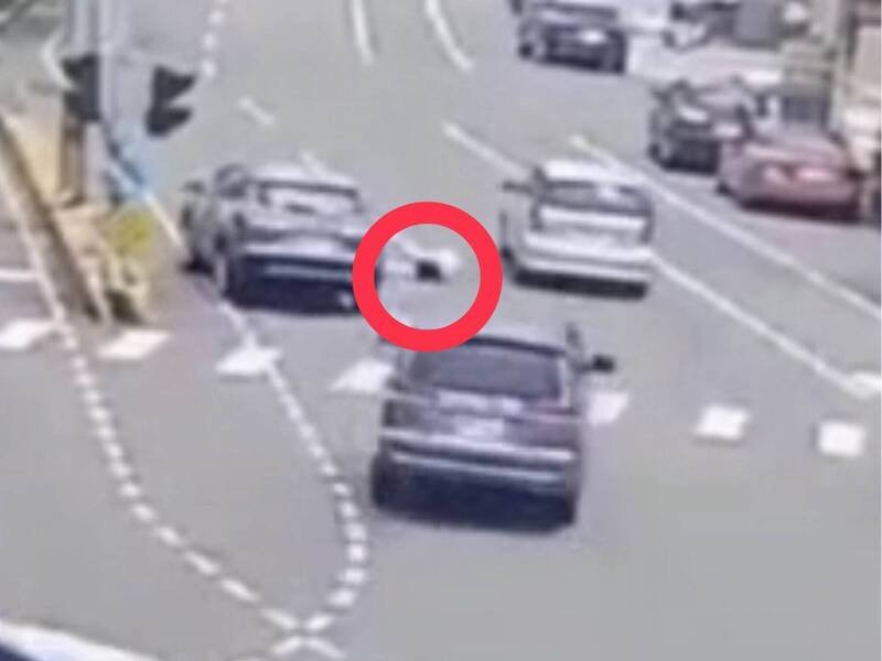 女子走人行道遭休旅车撞飞倒地。（图由警方提供）