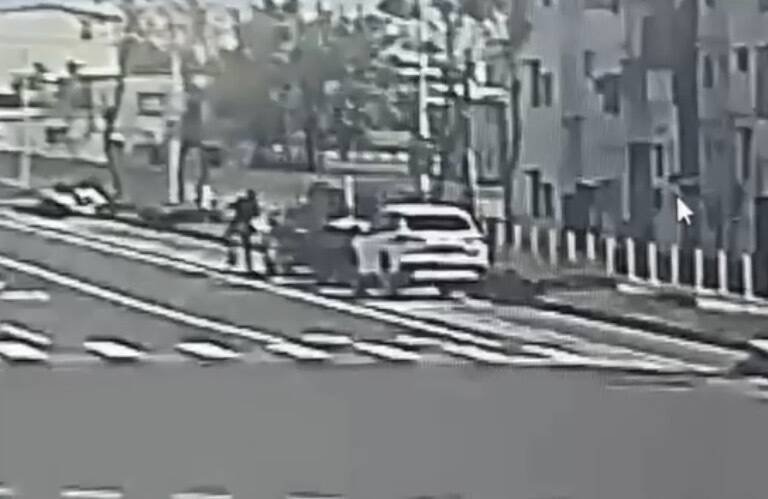 砸车怪客骑著单车，沿路敲击车辆。（民众提供）