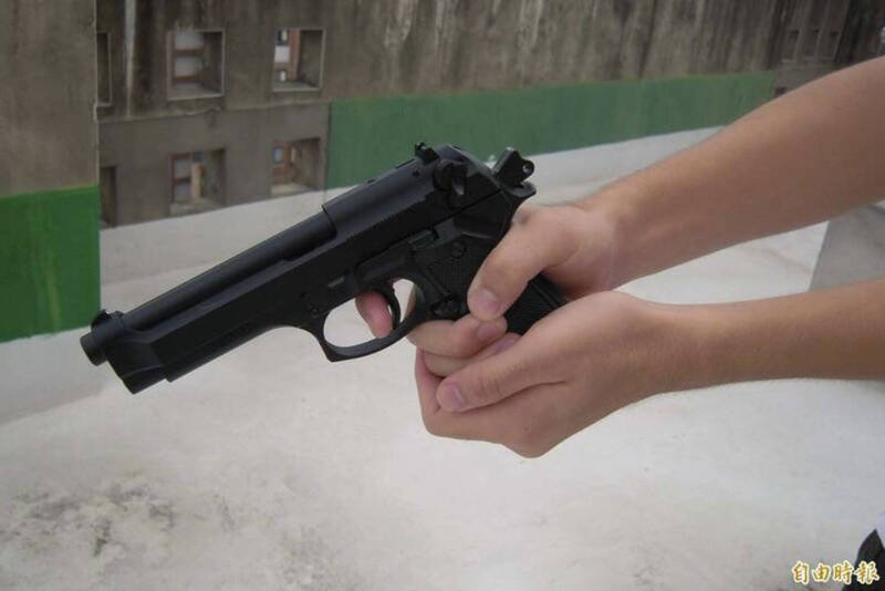 蔡男跟邻居吵架叫警察，却突然暴走，试图夺取警枪，打算当场射击邻居。示意图。（资料照）