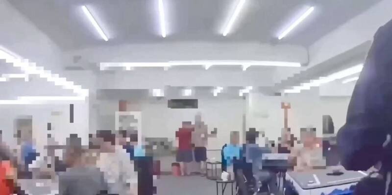 警方突袭临检暗中经营的地下职业麻将场。（记者刘庆侯翻摄）