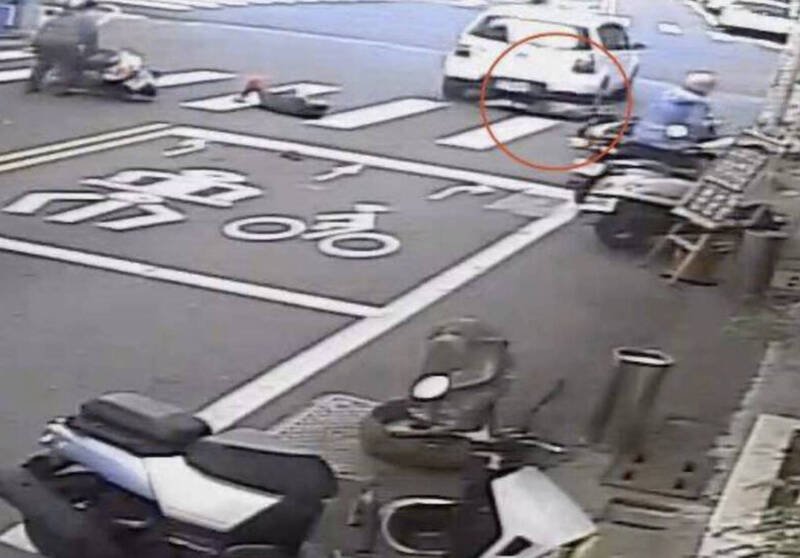 陈男开车撞倒64岁的高姓女志工（红圈）未停车察看，还开车辗过。（民众提供）