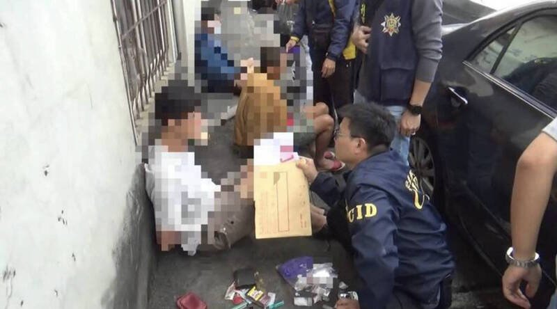 陈男（左）毒驾肇事逃逸仍被捕，身旁散落海洛因、大麻、K他命及「丧尸烟弹」等多种毒品。（民众提供）