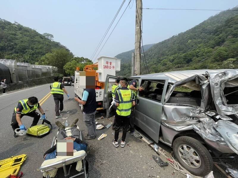 仁爱乡公所道路养护队厢型车，被大货车追撞严重毁损，检修路灯的人员受伤。（南投县消防局提供）