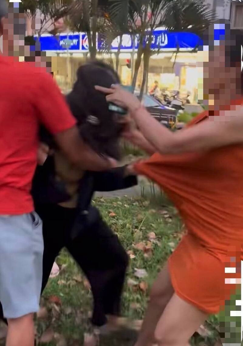 屏东市永大公园两名女子，因孩子玩耍问题爆发肢体冲突。（取自脸书社团「屏东吃喝玩乐3.0进阶版」）