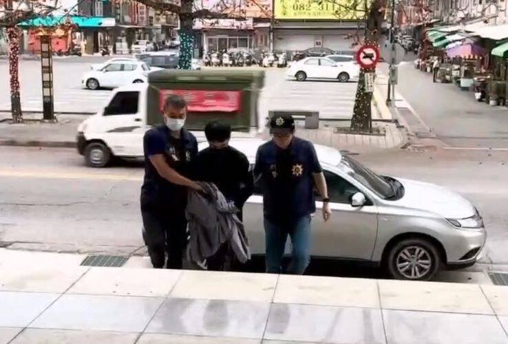 金门警方调查「陈显墓」遭破坏案，派员赴台将李嫌缉捕到案。（金门县警察局提供）