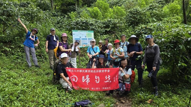 中华民国原始生活教育学会昨天邀集16人到蝴蝶谷瀑布步道健行却遇落石造成4人死亡，团员的最后合影照今天也曝光。（吴水丕提供）