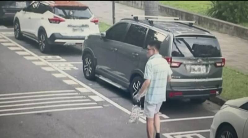 林嫌被拍到进音乐教室前的身影，小提袋内装蓝波刀。（撷取自民众提供影片）