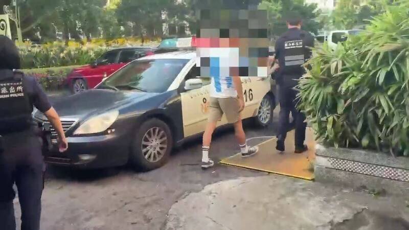 警方带回谭男。（记者姚岳宏翻摄）