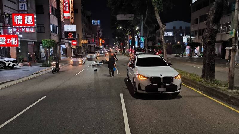 蒋男骑机车载女儿，不慎与同向轿车发生擦撞。（民众提供）