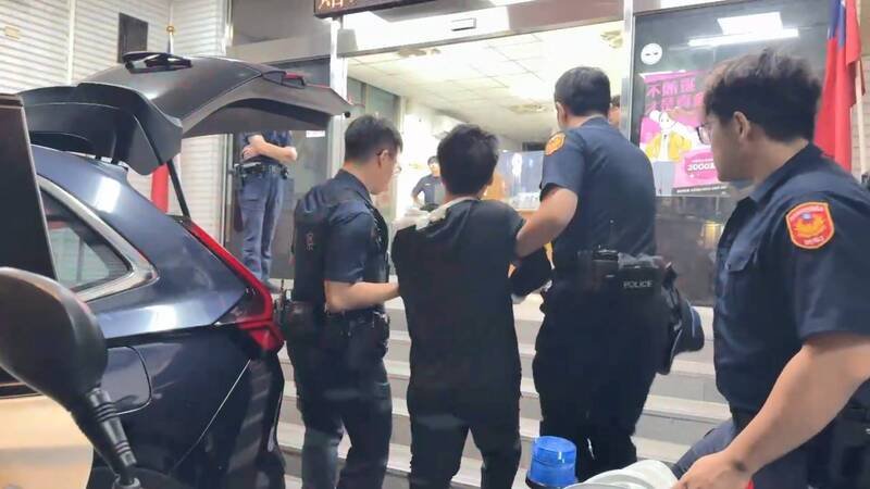 统促党王姓成员骑乘电动自行车行经永和乐华夜市时，仅因2名少年未听见喇叭声让路，竟朝其中1名少年挥拳殴打又吐口水，随后被警方逮捕侦办。（记者陆运锋翻摄）