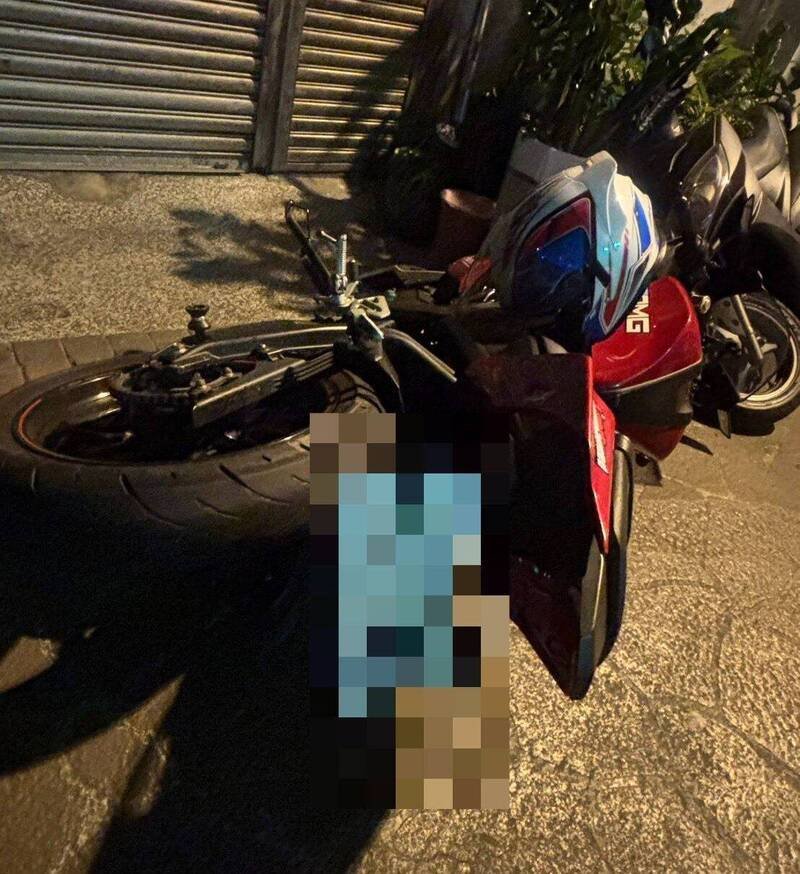 台中一名林姓男子，今天凌晨酒后沿街推倒10多辆机车，车主发现气炸提告，警方将依毁损罪报请台中地检署侦办。（记者陈建志翻摄）