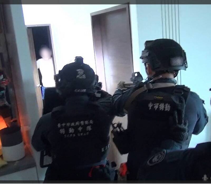 台中市刑大会同特警攻坚逮人。（记者许国桢翻摄）