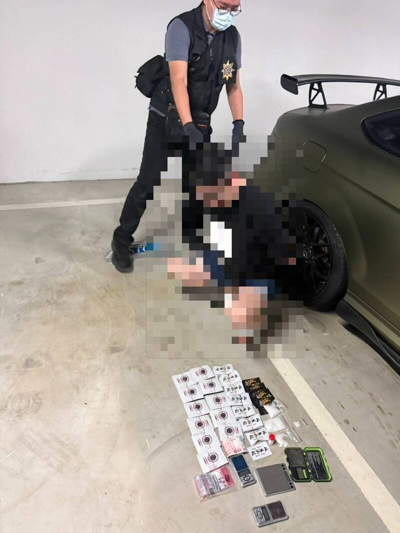 警方攻坚抓人，查扣市价30万元毒品。（记者许国桢翻摄）