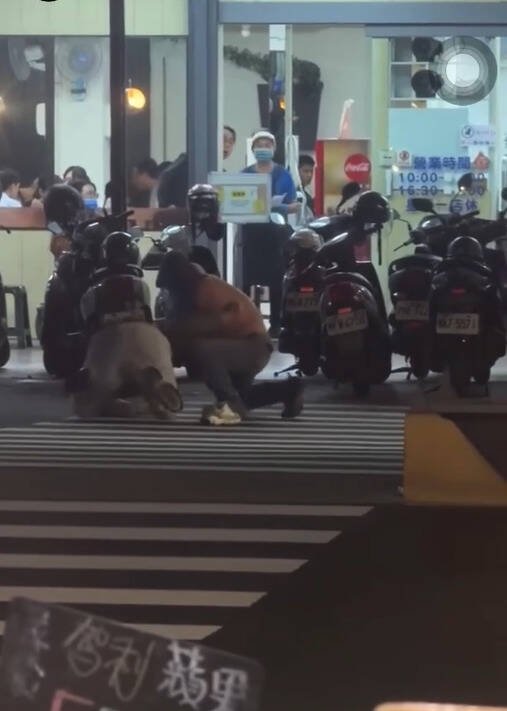 十日晚间六点许，两名中年阿伯在台南市北区西门路四段马路为了停车问题大打出手，被网友拍下po网。（取自threads hoh.617授权使用）