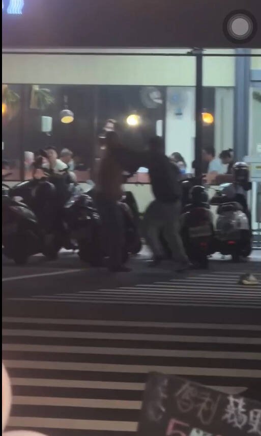 十日晚间六点许，两名中年阿伯在台南市北区西门路四段马路为了停车问题大打出手，被网友拍下po网。（取自threads hoh.617授权使用）