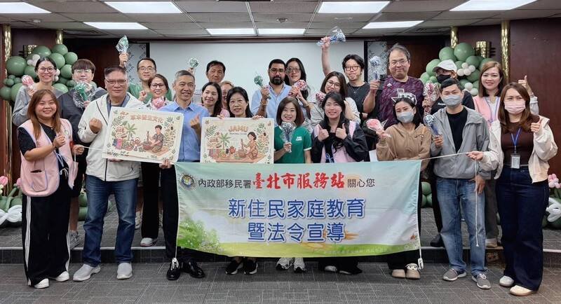 移民署台北市服务站邀请印尼新住民叶秋玲（前排左四）分享家乡传统饮品文化。（记者刘庆侯翻摄摄）