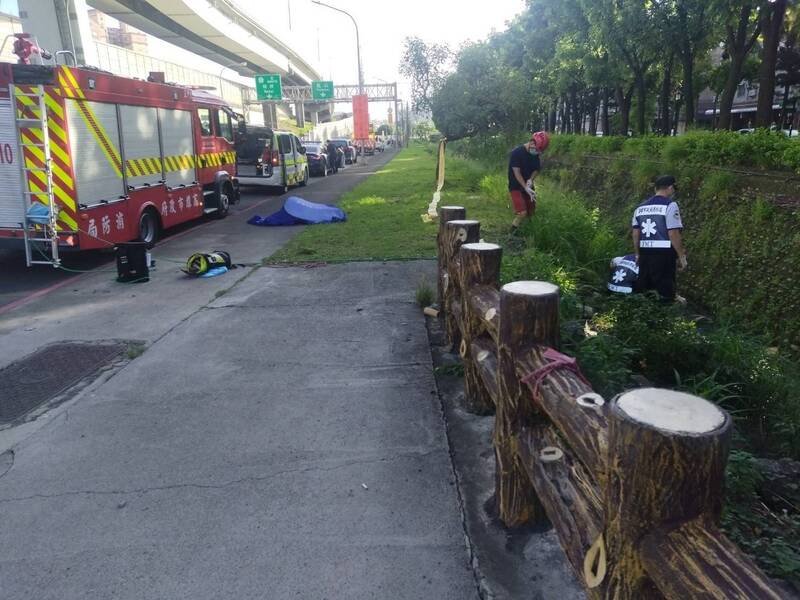 王男陈尸凤山区一处大排水沟，检警将相验厘清死因。（民众提供）