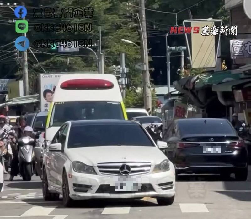 宾士车挡在救护车前一步也不让。（撷取自「黑色豪门企业」）