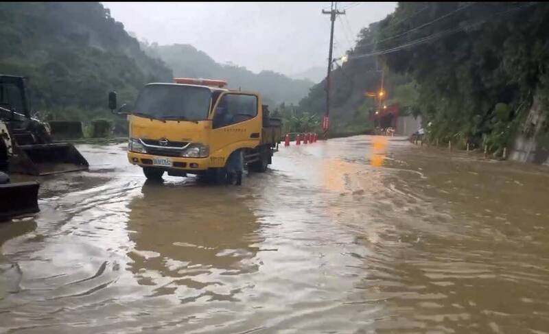 巴威台风过后，新竹县竹东镇山区13日午后又下起强降雨，造成竹122线南清公路约28.5公里严重积淹水。（新竹县消防局提供）