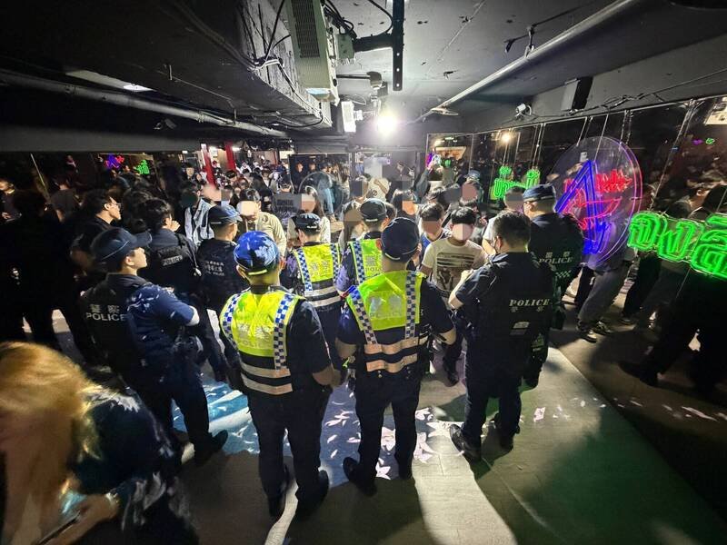 桃园市中坜警分局雷霆除暴查28失联移工、扫赌场，强势净化治安。（警方提供）