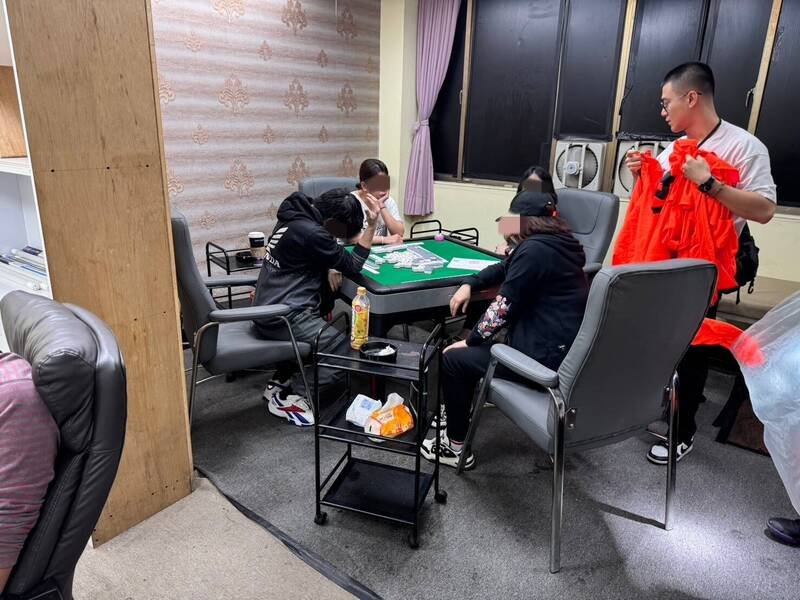 桃园市中坜警分局雷霆除暴查获职业麻将赌场。（警方提供）