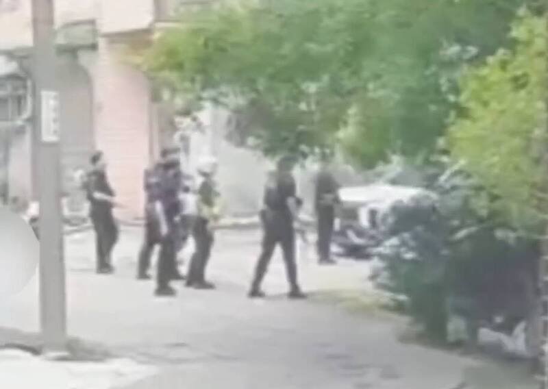 员警喝令彭姓男子放下刀械，但彭男不予配合，反而持刀冲向员警，情势危急。（警方提供）