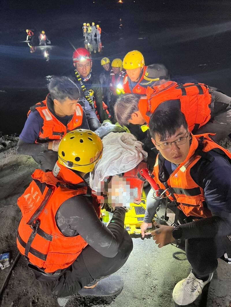 花莲县马太鞍溪水暴涨冲走抢灾工人，救难人员踩著泥泞寸步难行。（消防局提供）