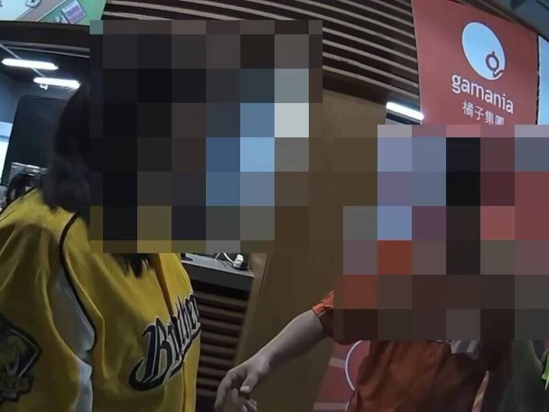 一对男女球迷昨晚在大巨蛋内斗殴，警方到场处理。（记者姚岳宏翻摄）