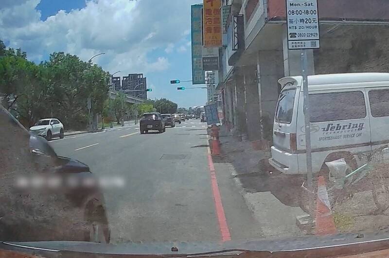 休旅车擦撞轿车瞬间。（民众提供）