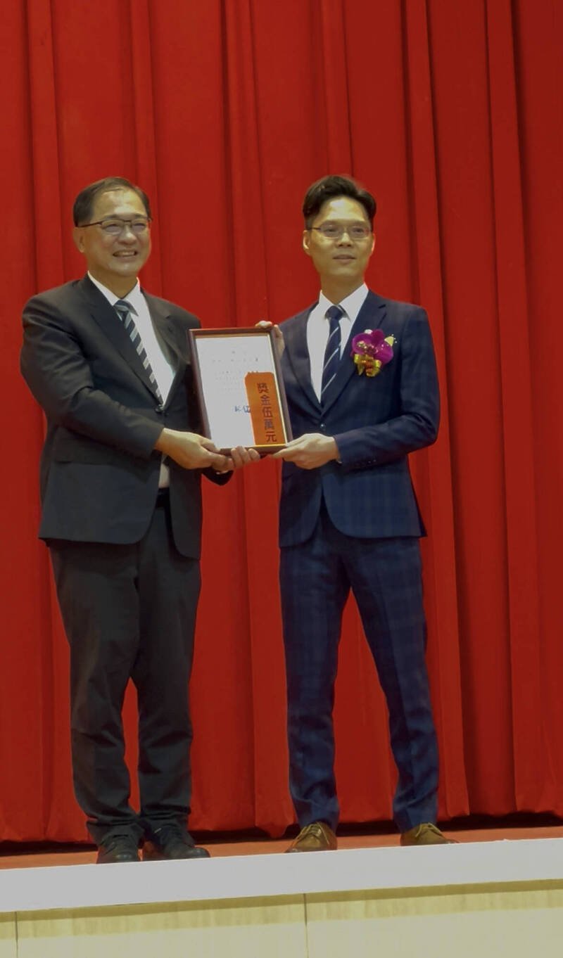 检察官黄佳彦（图右）获今年度「法务部模范公务人员」，左为法务部长郑铭谦。（新北检提供）