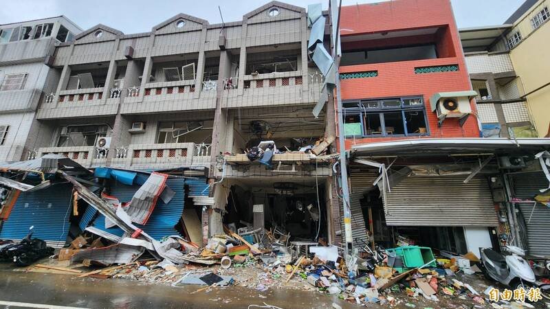 新竹市高翠路今晨气爆案造成2人死亡，共8户18名市民需安置。（记者蔡彰盛摄）