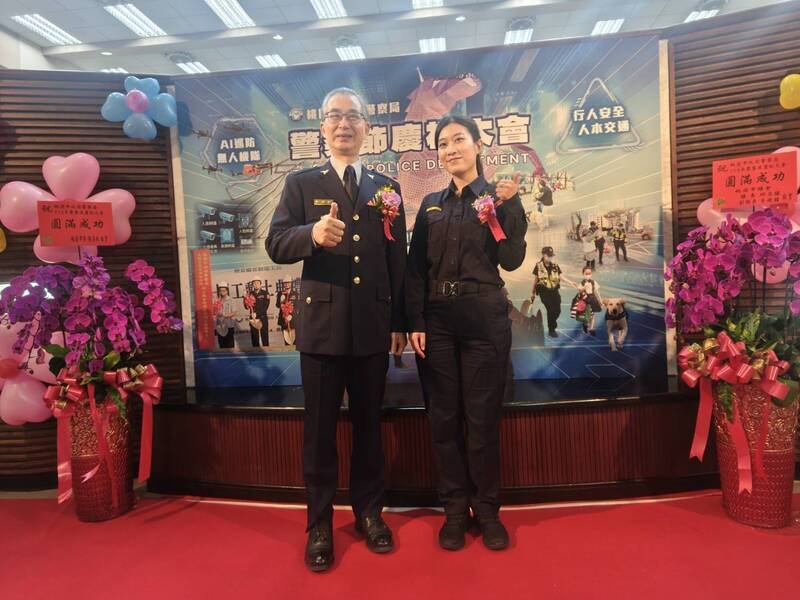 桃园市警察节庆祝大会表扬48位警察楷模，刑事警察大队侦查员吴婕宁（右）更获选全国模范警察，左为桃园市警察局长廖恒裕。（警察局提供）