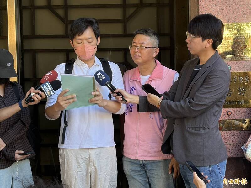 台北市议员徐立信今陪同家长赴台北地检署按铃提告。（记者刘咏韵摄）