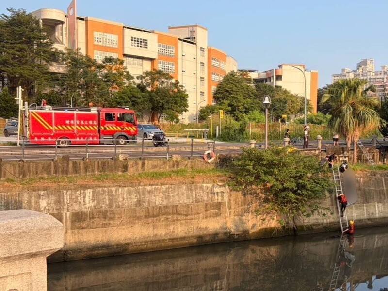爱河惊传男子溺水，救护人员救起时已无生命迹象。（民众提供）