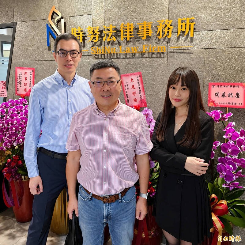 左起分别为律师詹骐玮、行政院政务委员林明昕、律师梁梦迪。（记者刘咏韵摄）