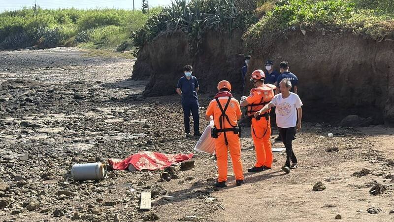 民众在中正桥岸际，发现疑似男性遗体。（民众提供）