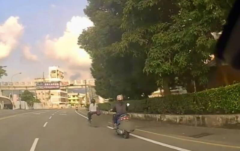 警车锁定后方失窃流当重型机车。（草屯警方提供）