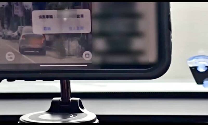 M-police显示锁定的机车是流当赃车。（草屯警方提供）