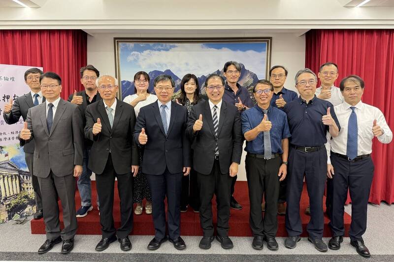 最高检察署等单位昨针对刑事诉讼法修法草案召开研讨会，邀请审、检、辩、学深入探讨，与会者认为草案仍有审酌空间，吁需审慎评估修法方向。（最高检察署提供）