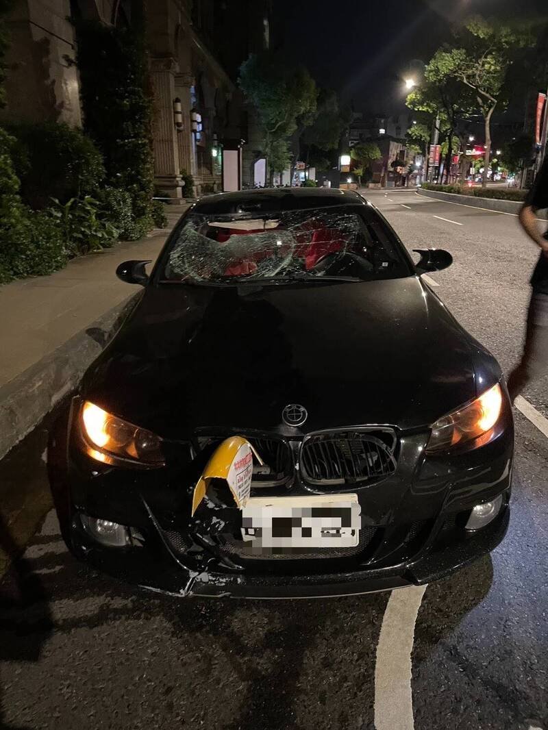 因撞击力道猛烈，YouBike零件卡在BMW车头，而BMW前挡风玻璃则碎裂。（记者陆运锋翻摄）