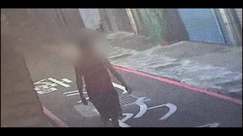 穿著红色背心男子疑似尾随女子。（民众提供）