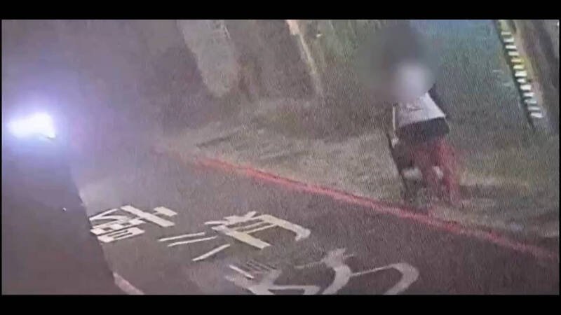 女子推著婴儿车外出买尿布，疑似遭人尾随。（民众提供）