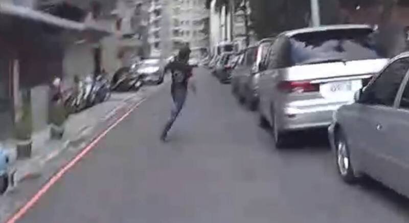 失联近10年越南移工高雄拒检逃逸遭警逮。（民众提供）