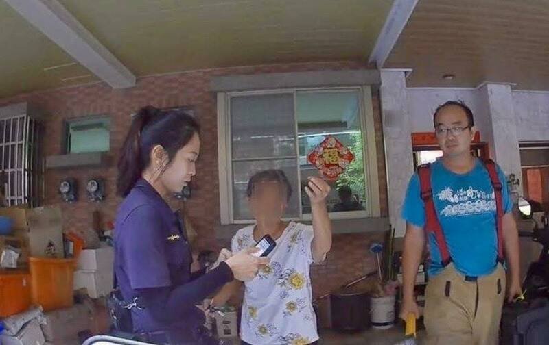 警、消人员通力合作救出遭反锁受困在自家顶楼的老妇人。（警方提供）