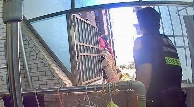 警、消人员经由受困老妇人的邻居同意，从邻居住宅上顶楼救出受困的老妇人。（警方提供）