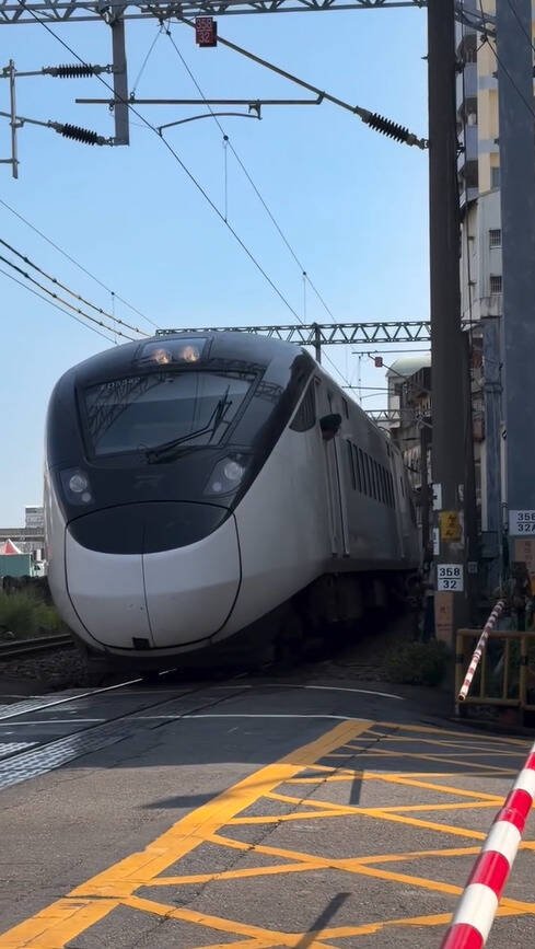 台铁新自强号列车司机员探头询问闯台南东区青年路平交道拍摄火车的中年男子。（取自threads changhuapig授权使用）